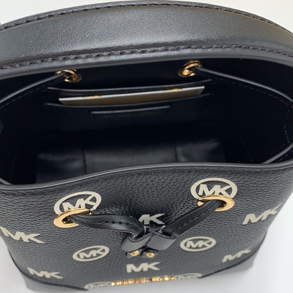 MICHAEL KORS
Mercer Small Logo Embossed Leather
Bucket Bag
COLOR BLACK - Picture 9 of 15